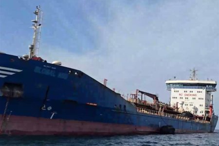 توقیف نفتکش خارجی با ۶میلیون لیتر سوخت قاچاق در دریای عمان/ بازداشت ۱۸ متهم + فیلم و تصاویر