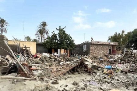 نخستین محموله کمک‌های پزشکان بندرعباس به دست سیل‌زدگان سیریک رسید