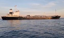 توقیف کشتی حامل چهار میلیون لیتر سوخت قاچاق و ۱۶ قاچاقچی‌ غیرایرانی‌ در خلیج‌فارس+فیلم‌