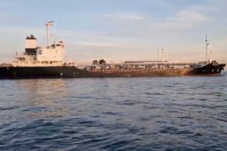 توقیف کشتی حامل چهار میلیون لیتر سوخت قاچاق و ۱۶ قاچاقچی‌ غیرایرانی‌ در خلیج‌فارس+فیلم‌