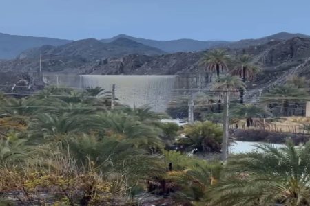 سرریز شدن سد «خمینی شهر» و طغیان رودخانه «تیدر» بشاگرد در شرق هرمزگان