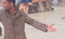 زیر آب رفتن منازل مسکونی شهروندان در روستای شمع تل شهرستان جاسک + فیلم