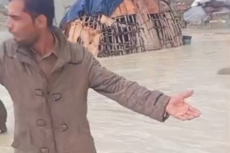 زیر آب رفتن منازل مسکونی شهروندان در روستای شمع تل شهرستان جاسک + فیلم