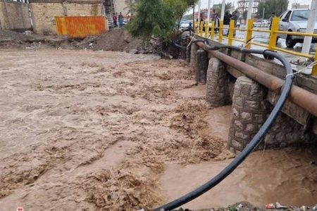 جاری شدن رودخانه در مسیر جاده ساحلی بندر مقام