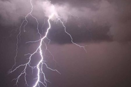 برخورد صاعقه در روستای وزیری رودان با دو نفر مصدوم