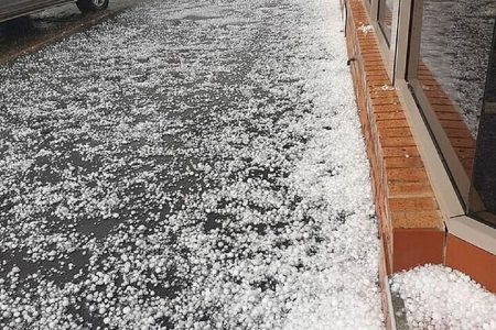 بارش شدید تگرگ بندرملو بندرلنگه را سفیدپوش کرد