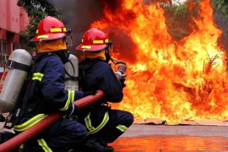 آتش‌سوزی کشتی حمل قاچاق سوخت در اسکله فجر قشم مهار شد