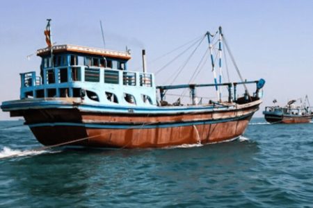 توقیف لنج حامل ۵۵ هزار لیتر سوخت قاچاق در آب‌های کیش