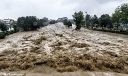 گرفتار شدن ماشین آتش‌نشانی در سیلاب پارسیان؛ پیکر یک جان باخته پیدا شد