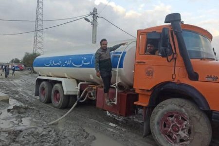 آب‌رسانی سریع تانکر آب آستان قدس رضوی در مناطق سیل‌زده شهرستان سیریک