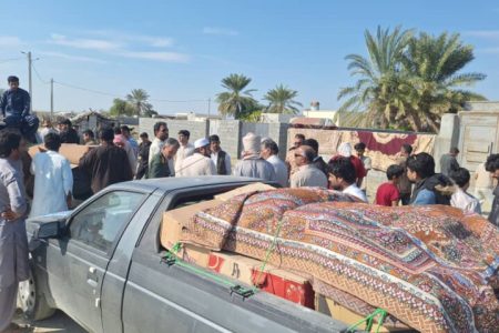 رسیدن کمک‌های مردم زرآباد سیستان و بلوچستان به سیل‌زدگان جاسک