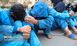 دستبند پلیس بر دستان سارقان سیم و کابل‌های مخابراتی در بندرعباس