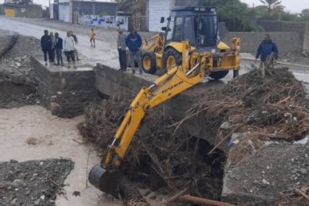 بازگشایی دهنه‌های پل روستای سکل پس از انسداد بر اثر بارندگی اخیر