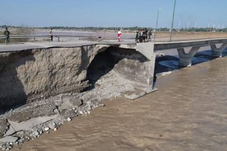 جاده دوراهی تیاب در میناب مسدود شد