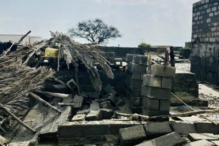 آواربرداری واحدهای تخریب‌شده سیل در سیریک آغاز شد