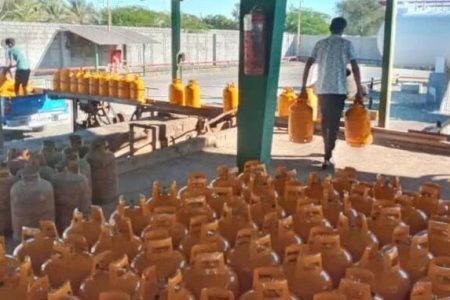 ارسال ۱۰۰ سیلندر گاز و اقلام امدادی به سیل‌زدگان سیریک