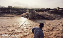 نجات بانوی ۷۵ ساله جاسکی در گل و لای سیل