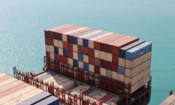 تخلیه دو نگله سنگین در بندر شهید رجایی