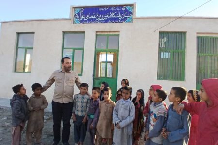 کمک‌های معیشتی بین دانش‌آموزان روستاهای صعب‌العبور بشاگرد توزیع شد