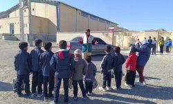 توزیع پوشاک زمستانه بین دانش‌آموزان نیازمند ۸ روستای بخش گوهران بشاگرد