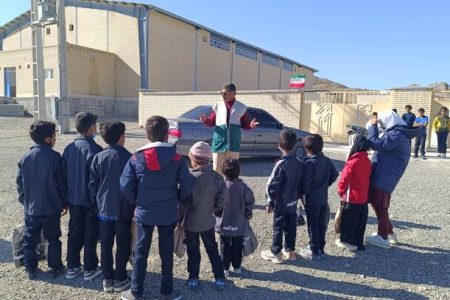 توزیع پوشاک زمستانه بین دانش‌آموزان نیازمند ۸ روستای بخش گوهران بشاگرد