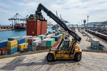 پهلوگیری دومین کشتی کانتینربر ایرانی در بندرشهید رجایی تا ساعاتی دیگر