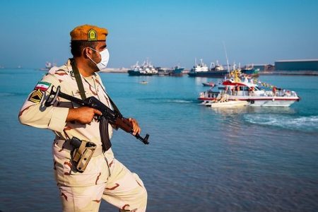 کشف یک قبضه سلاح و کالای قاچاق در میناب ؛ ۲ شناور توقیف شد
