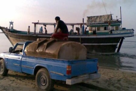 توقیف ۲ شناور حامل سوخت قاچاق در میناب