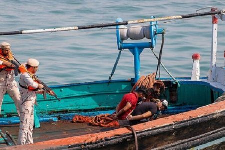 توقیف ۳ فروند شناور حامل سوخت قاچاق در میناب