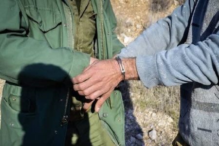 شکارچی متخلف در حاجی‌آباد دستگیر شد