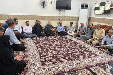 استاندار هرمزگان با خانواده سه شهید حمله آمریکا در خمیر دیدار کرد
