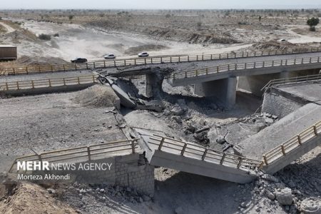 تصاویری از حمله آمریکا به دو پل در جاده بندرعباس–حاجی‌آباد