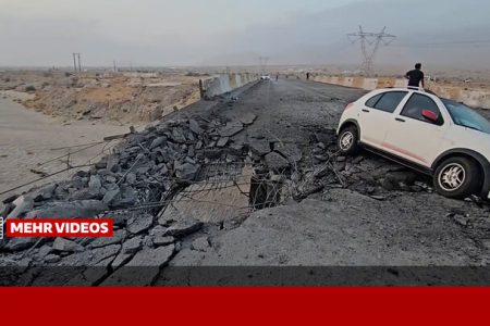 تصاویری از حمله دشمن آمریکایی به دو پل در جاده بندرعباس–حاجی‌آباد
