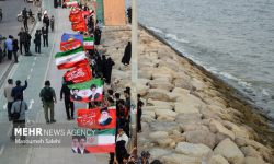 زنجیره انسانی جان‌فداهای بندرعباسی در کرانه خلیج فارس