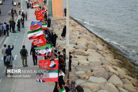 زنجیره انسانی جان‌فداهای بندرعباسی در کرانه خلیج فارس