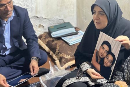 دیدار مهاجرانی با خانواده شهدای حمله جنایتکارانه آمریکا به بندر خمیر