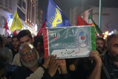 تشییع بقایای تازه تفحص شده شهدای مدرسه میناب در اجتماع مردم بندرعباس
