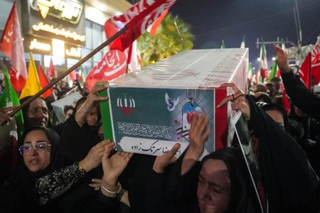 تشییع بقایای تازه تفحص شده شهدای مدرسه شجره طیبه میناب در بندرعباس