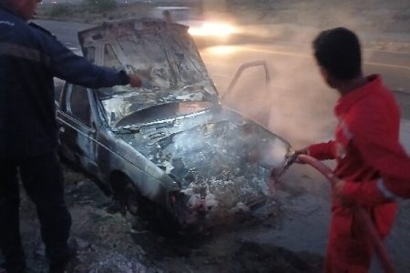 آتش‌سوزی خودروی سواری در جاسک مهار شد