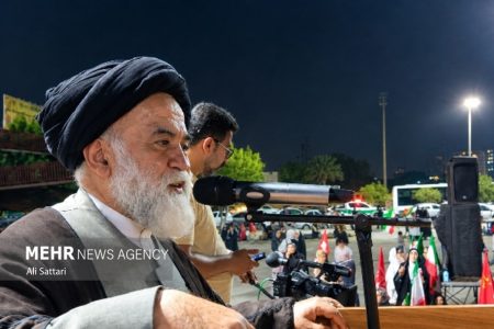 دشمن به دنبال ایجاد آشوب و خالی کردن خیابانهاست