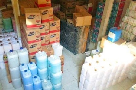 کشف بیش از ۱۳ هزار لیتر مواد شوینده احتکار شده در بندرعباس